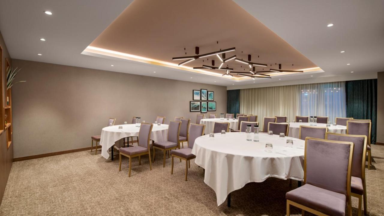 London Gatwick - Worth By Ihg Hotel