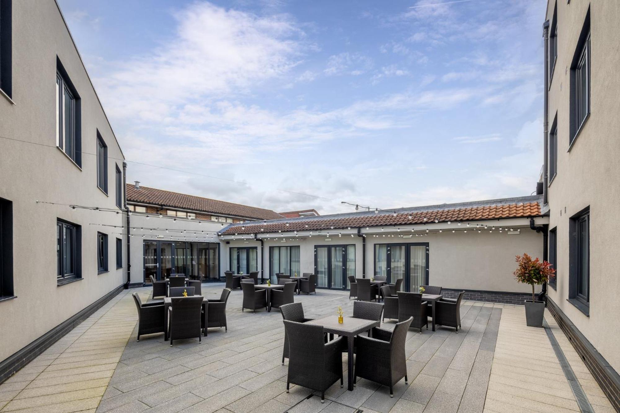 London Gatwick - Worth By Ihg Hotel