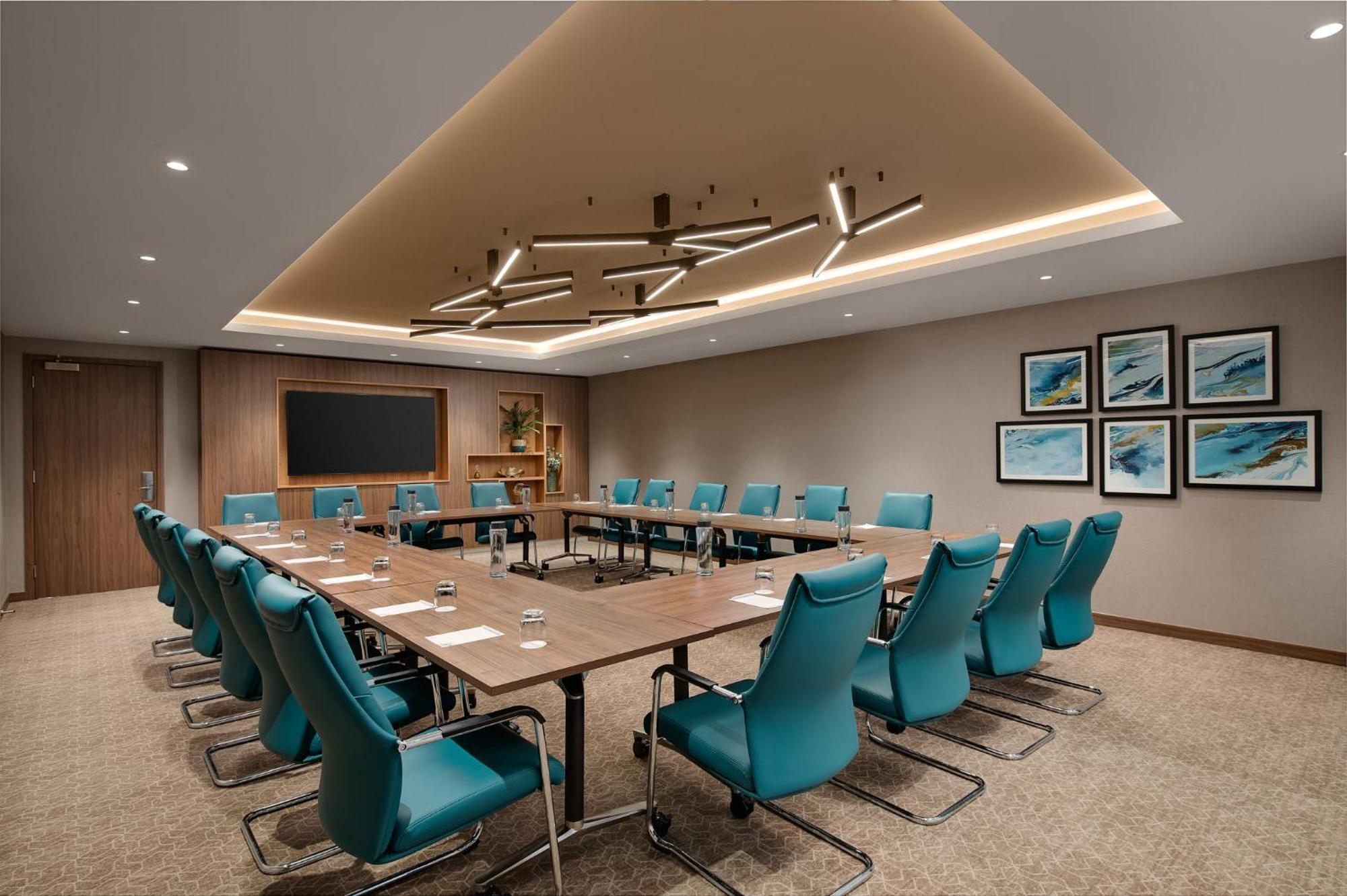 London Gatwick - Worth By Ihg Hotel