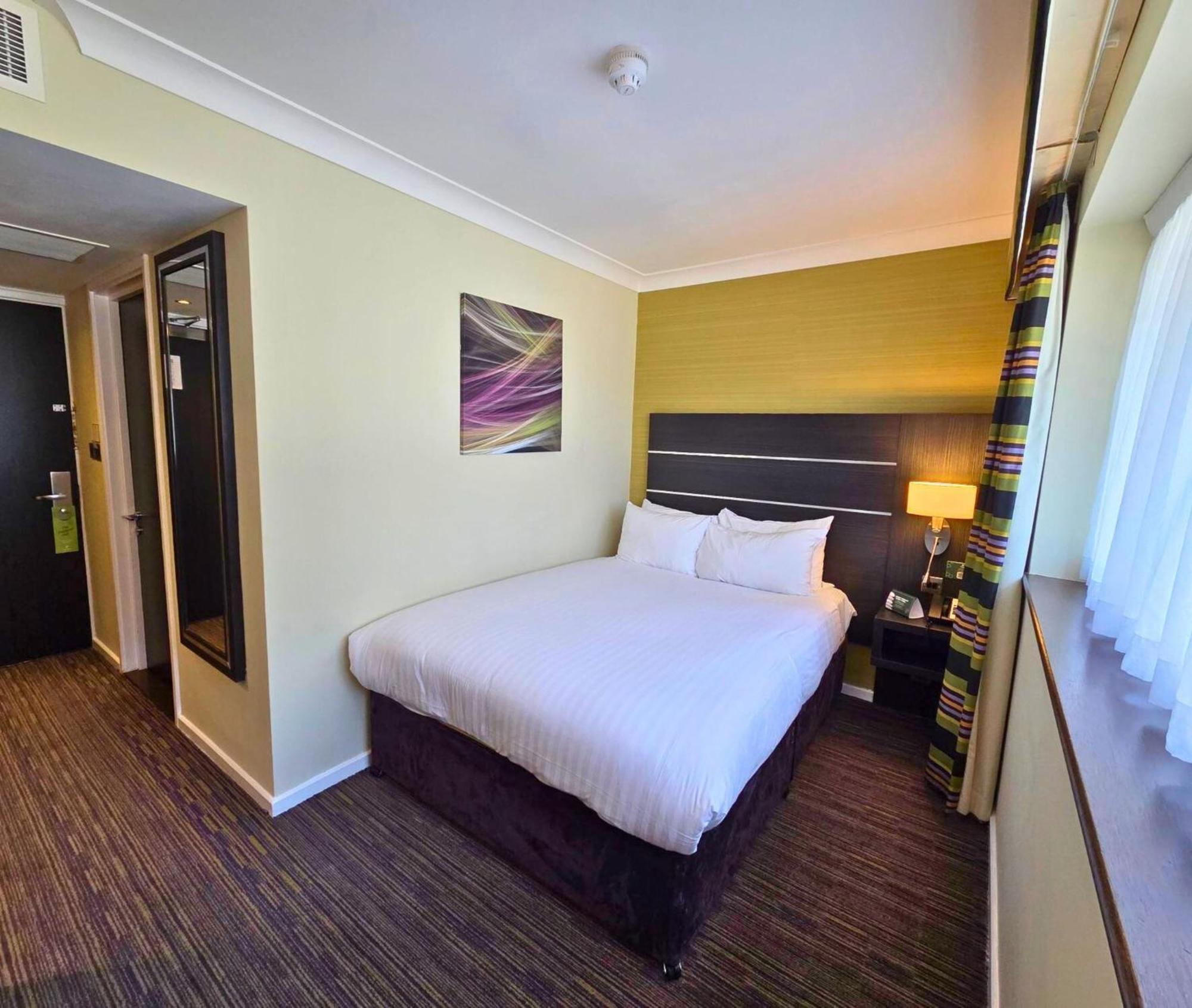 London Gatwick - Worth By Ihg Hotel